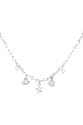 collier court avec breloques de plage