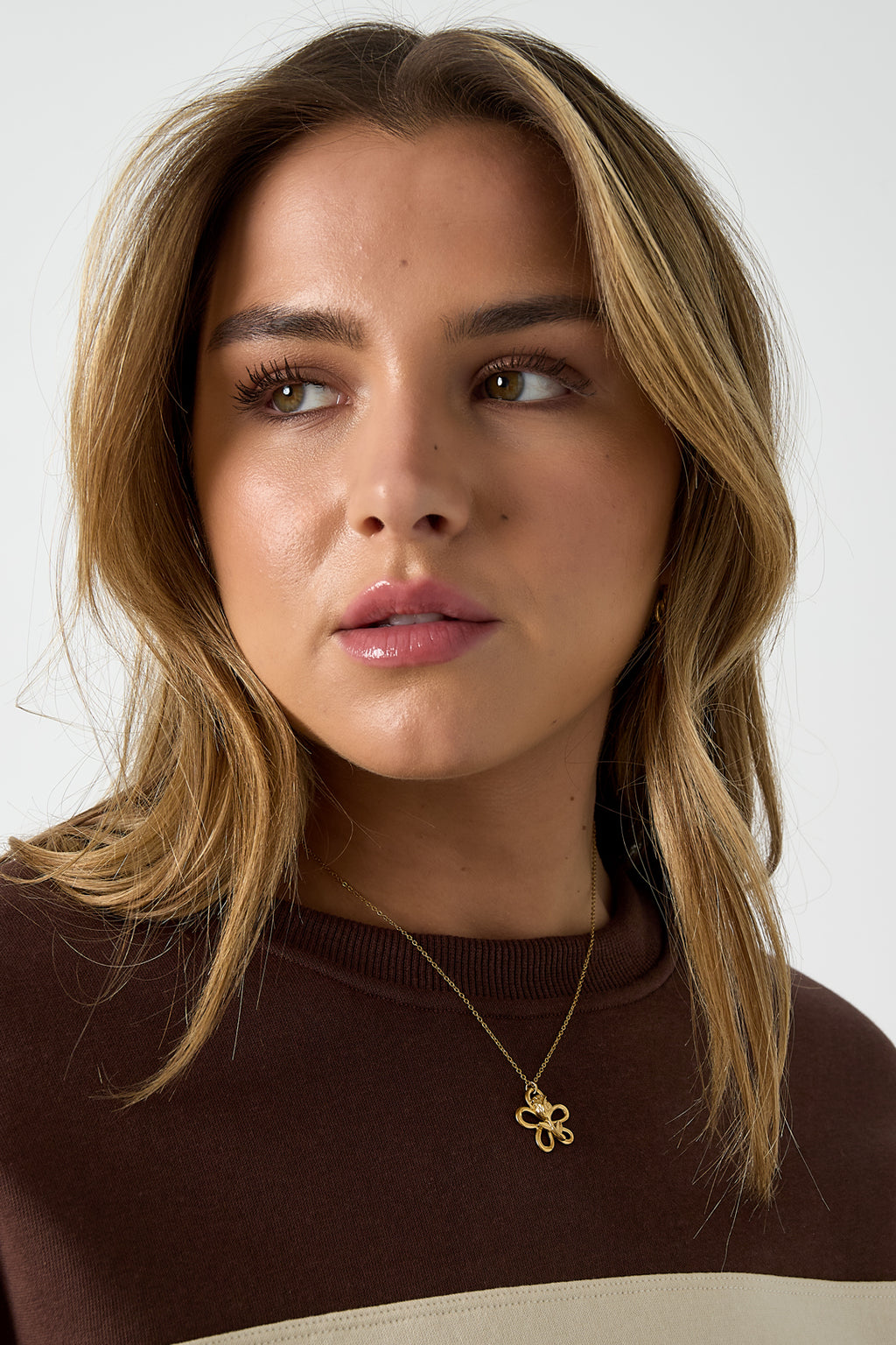 Collier rose sur fleur - 63878