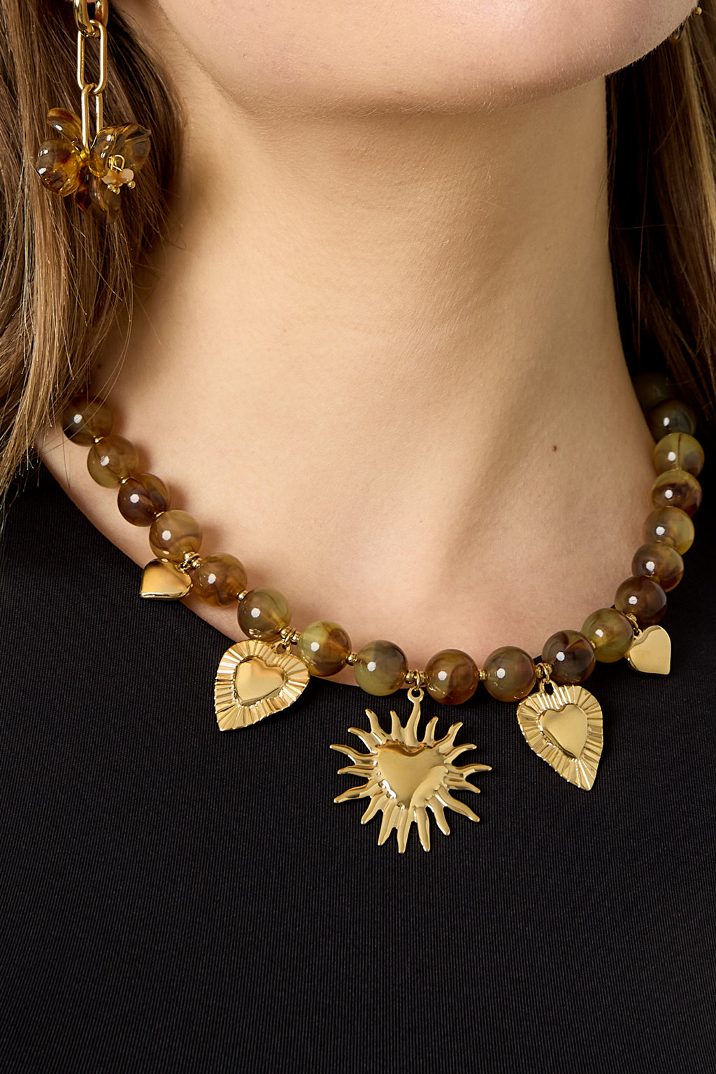 Collier de perles avec des breloques d'été